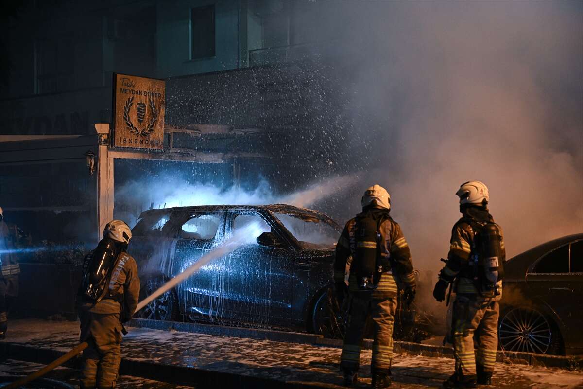 Oto galeride yangın çıktı, lüks araçlar küle döndü 7